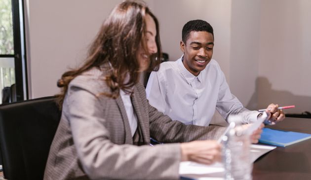 Support mentor helping a learner with their questions